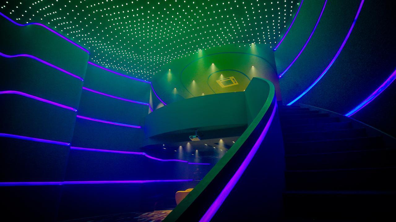 Отель The Weekend Address Сурат Экстерьер фото